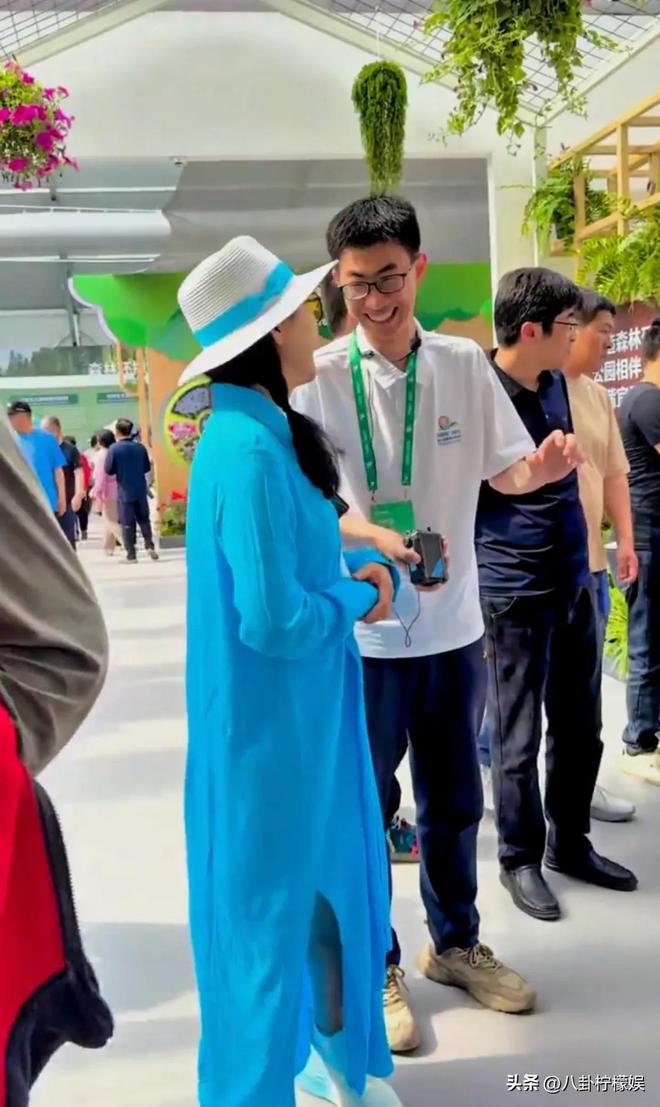 际月季大会获一群人招待排场大身材瘦了很多爱游戏app最新登录入口田震现身第九届国(图8)